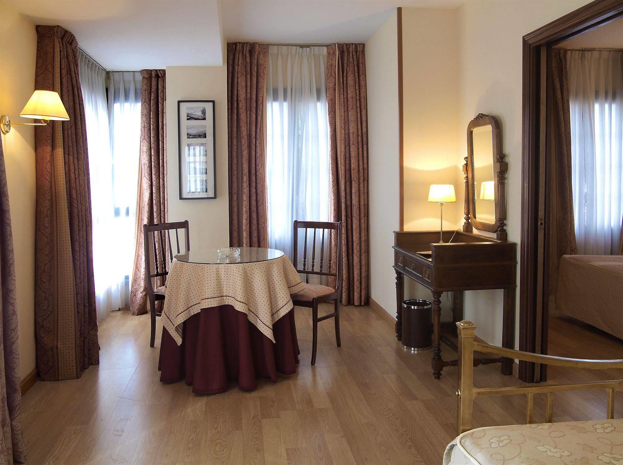 נאביה Hotel Y Apartamentos Arias מראה חיצוני תמונה