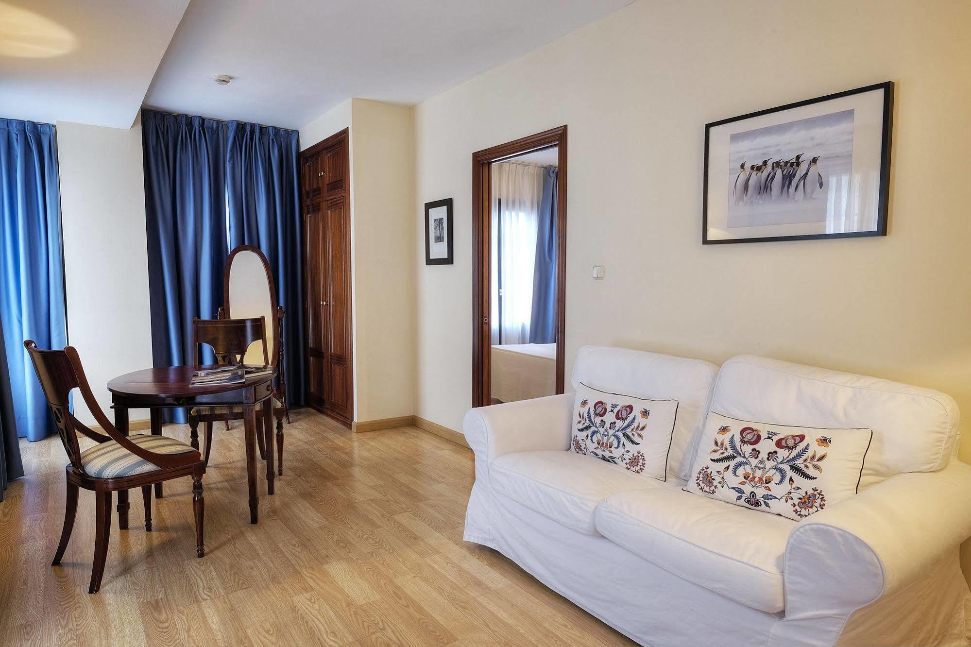נאביה Hotel Y Apartamentos Arias מראה חיצוני תמונה