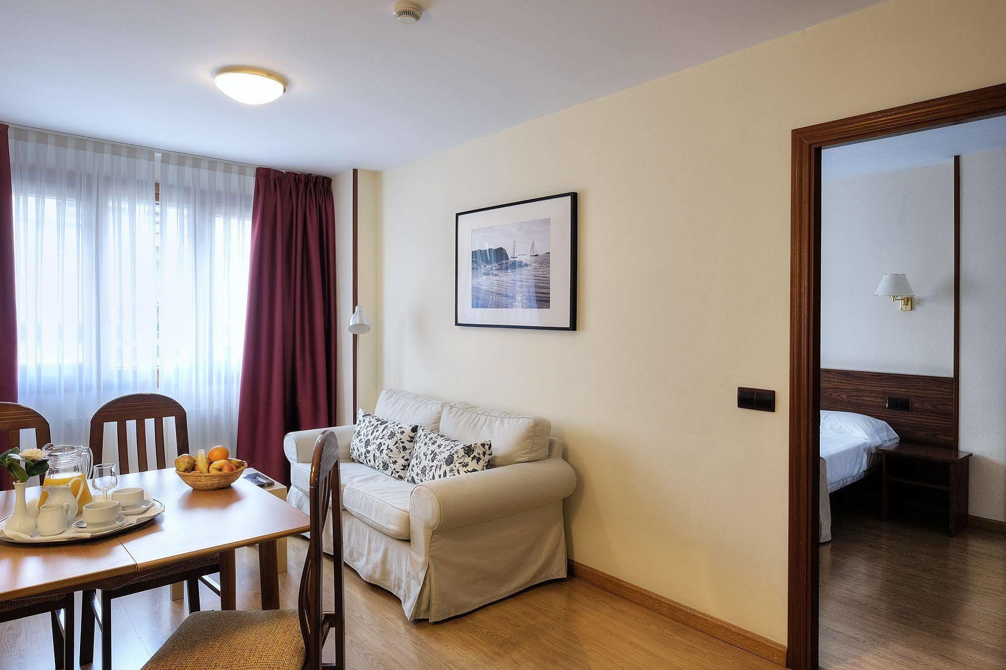 נאביה Hotel Y Apartamentos Arias מראה חיצוני תמונה