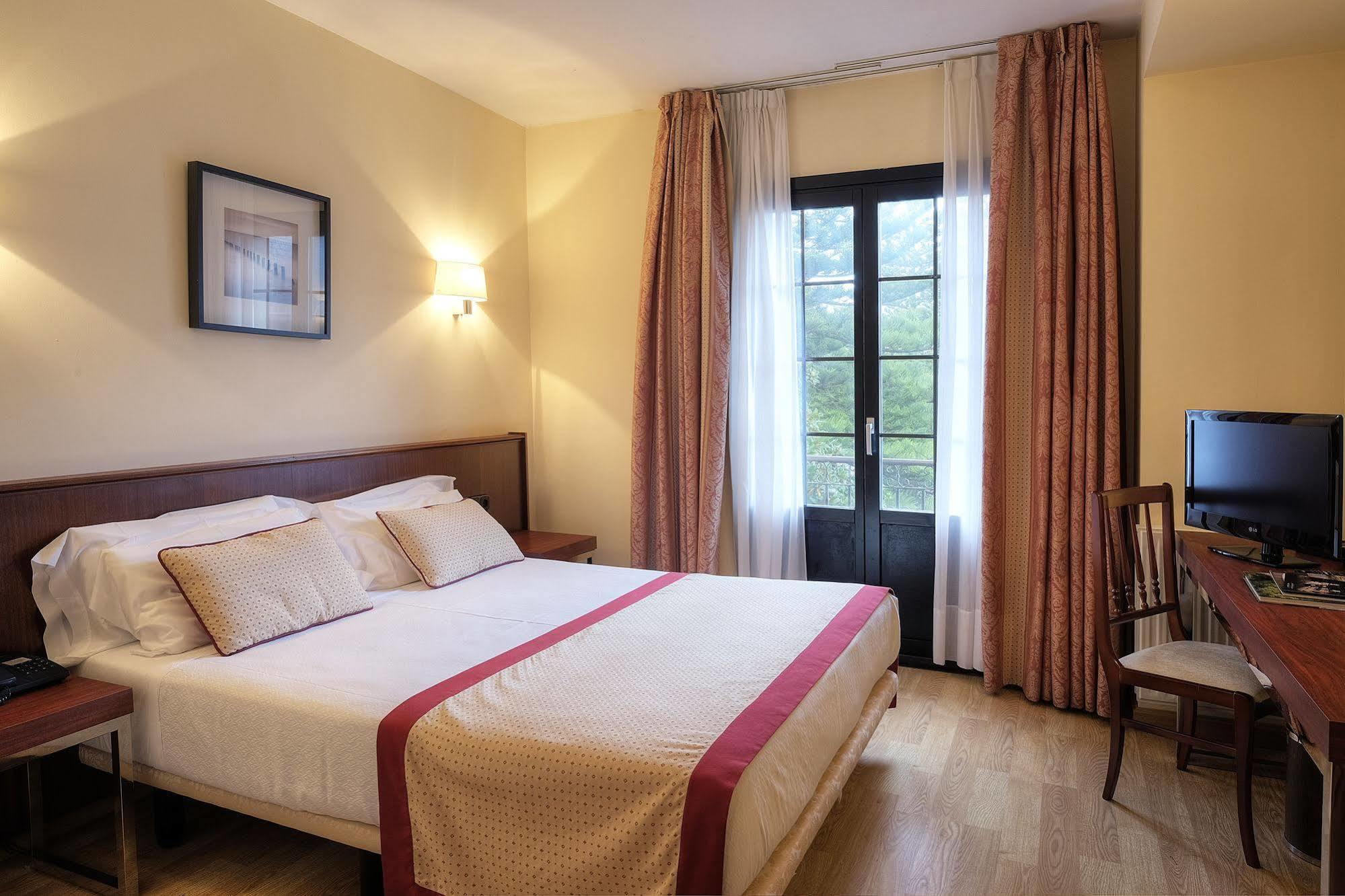 נאביה Hotel Y Apartamentos Arias מראה חיצוני תמונה