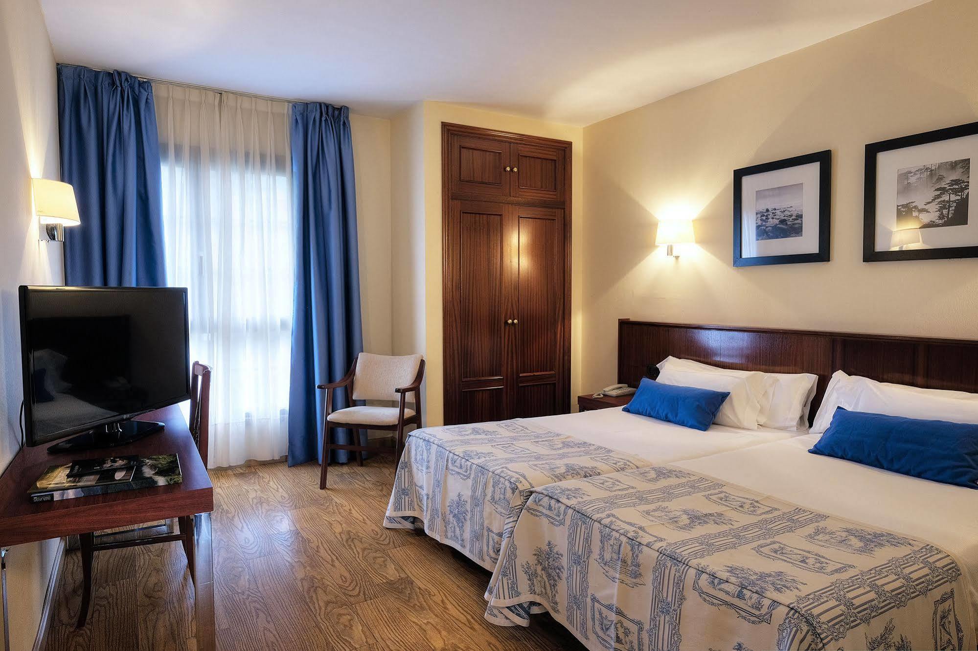 נאביה Hotel Y Apartamentos Arias מראה חיצוני תמונה